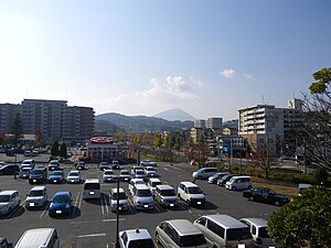 ショッピングパーク鞘ヶ谷付近（遠景には皿倉山が見える）