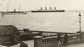 Vista del Titanic frente a Cowes, en la isla de Wight, atravesando el estrecho de Solent en dirección este.