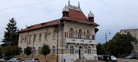 Mairie d'Urlați en 2024, façade.