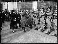 Des soldats du 5e RI rendent les honneurs au roi d'Afghanistan Amanullah Khan en 1928 à Paris.