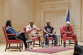 Tommie Smith (à gauche), Derrick Barnes (en) (au centre) et Dawud Anyabwile (à droite) parlent de leur livre Victory. Stand! Raising My Fist for Justice à la Bibliothèque du Congrès à Washington en 2022.