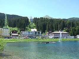 Bahnhof vor Weisshornbahn, Sitz der Arosa Bergbahnen und Sesselbahn Tschuggen-Ost (v.r.), 2010