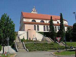 L'église Saint-Pierre-et-Saint-Paul sur la colline du monastère.