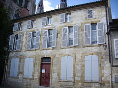 la maison sur le côté,