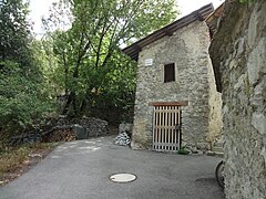 Cabine téléphonique logée dans une vieille maison à Chanolles