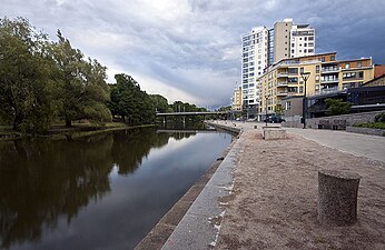 O rio Stångån e a rua Strandgatan