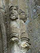 Sculptures du portail de l'église (détail 2).