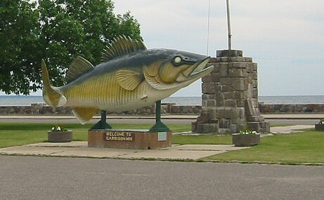 Sculpture de doré jaune sur les rives du lac des Mille Lacs accueillant les visiteurs de Garrison, au Minnesota.