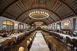 Grande salle des fêtes / bal, avec scène de spectacle du deuxième étage.