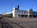 Le Hangar à bananes, le quai pavé et les anciens rails de grues de déchargement.