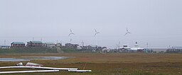 Hooper Bay med vindkraftverk i bakgrunden