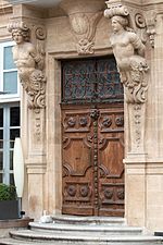 L'entrée de l'hôtel d'Agut.