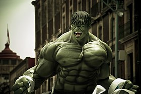Statue du personnage de Hulk.