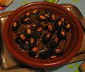 طاجين، طبق تقليدي مغاربي. يضيف إليه السلاويون الدجاج، والليمون والزيتون