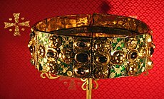 Couronne de fer, emblème de la royauté italienne forgée au VIe siècle à partir, selon la légende, des clous utilisés lors de la crucifixion du Christ. C'est l'un des plus anciens et prestigieux insignes royaux au monde.