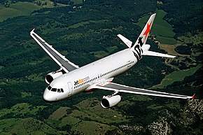 ジェットスターのエアバスA320-200を上方から見る