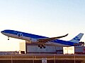 Un Airbus A330-300 de KLM-Royal Dutch Airlines, vol KL672, au décollage sur la piste 06R-24L.