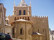 Veduta esterna dell'abside della cattedrale e torre-lanterna