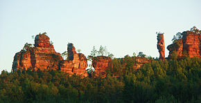 Lämmerfelsen-Nordwände im Abendrot, im Wasgau in Rheinland-Pfalz (Foto: Rüdiger Kratz, Oktober 2005)