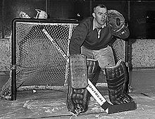 Photographie en noir et blanc d'un gardien de but de hockey sans masque