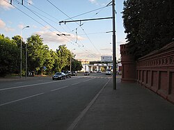 Лужнецкий проезд, вид в сторону Хамовнического вала от стены Новодевичьего кладбища