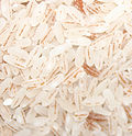 Le même riz dont presque tout le son ainsi que le germe ont été retirés, pour donner du riz blanc.