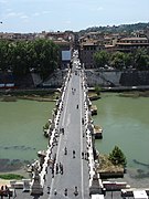 El puente visto desde las murallas de Castel Sant'Angelo y mirando hacia el centro de Roma.