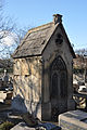 Chapelle funéraire de la famille Courtois-Rouvray (fin XIXe siècle néogothique), inscrite à l'inventaire.