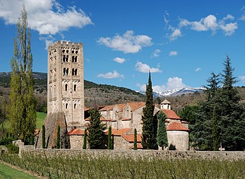 Vue de l'abbaye depuis les vergers.