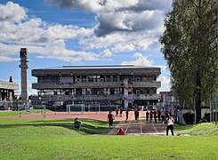 Mittelschule mit Sportplätzen, Heizturm und alter Turnhalle (links)