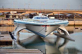 Bouregreg Marina accueille le PlanetSolar. Le nouveau pont Hassan II est derrière.