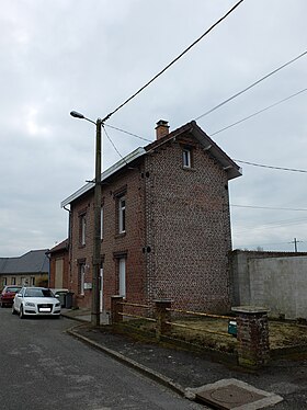 Vue de l'ancien bâtiment voyageurs reconverti en habitation, en avril 2015.