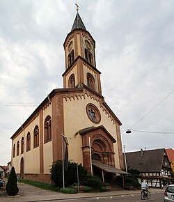 Blick von der Hauptstraße auf das Kirchengebäude