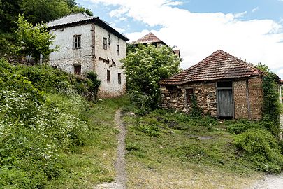 Куќи на влезот во селото