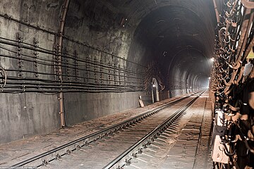 Тоннель, вид изнутри, слева видна сбойка в транспортно-дренажную штольню