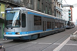 Photographie de deux tramways à l'arrêt.