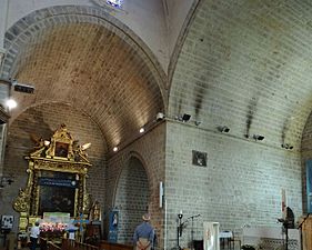 La partie romane : bras gauche du transept et le chœur.