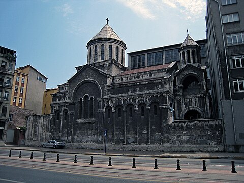 L'église Saint-Grégoire l'Illuminateur, attenante au lycée.