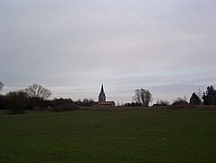 Plaine à proximité d'Aubers avec au loin son église.