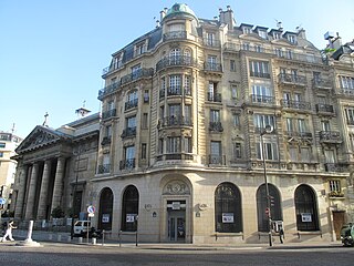 ボエシー通り (Rue La Boétie) との角にあるフォーブール＝サントノレ通りのサン＝フィリップ＝デュ＝ルール教会 (L'église Saint-Philippe-du-Roule)