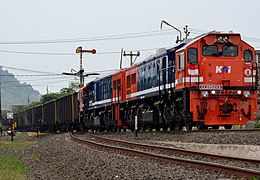 CC 205 21 13 dan CC 205 21 09 dengan bendera Merah Putih, berdinas menarik KA Babaranjang.