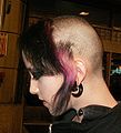 Exemple de coiffure dite de « skingirl ».