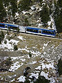 Moderne Bahn und historische Brücke im Vall de Núria