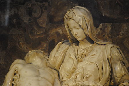 Detalhe do rosto de Maria na Pietà, de Michelangelo, na Basílica de São Pedro, Vaticano.