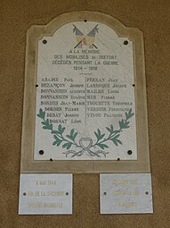 Le monument aux morts situé sous le porche de l’église.