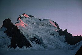 Soleil couchant sur la face Nord de la Barre des Écrins (4 103 m).