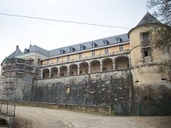 Galerie sur le Val, qui relie la chapelle basse (cachée derrière les échafaudages) et la tour de la Sirène.