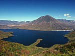 Vue du lac et du volcan Nantai.