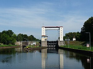 Schleuse Lehnitz II, links im Bild die erste Lehnitzschleuse, Ende August 2015