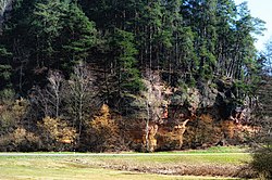 Mühlenweg mit der Wallhalb im Vordergrund